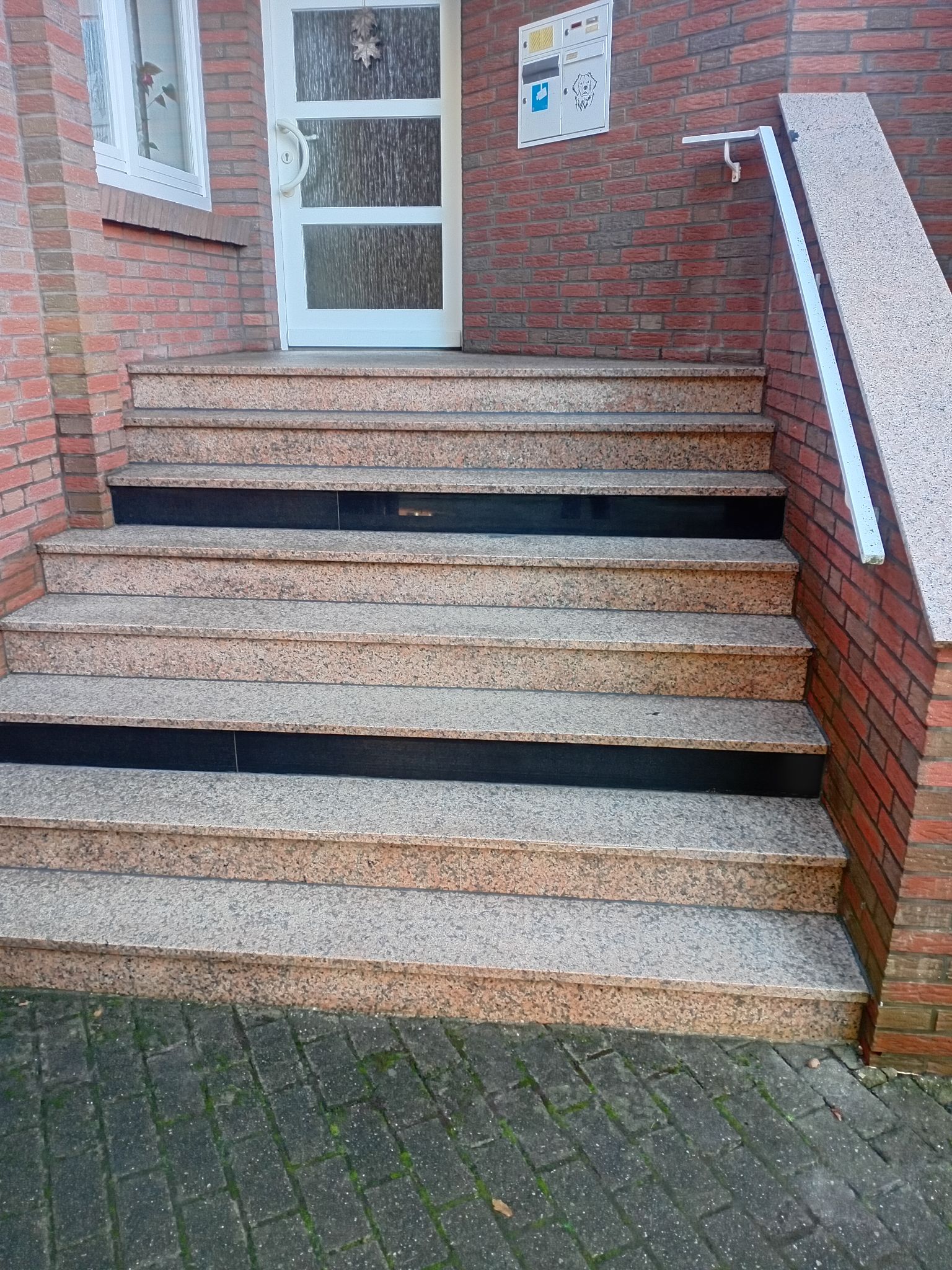 Treppenreinigung – Von verschmutzt zu gepflegt